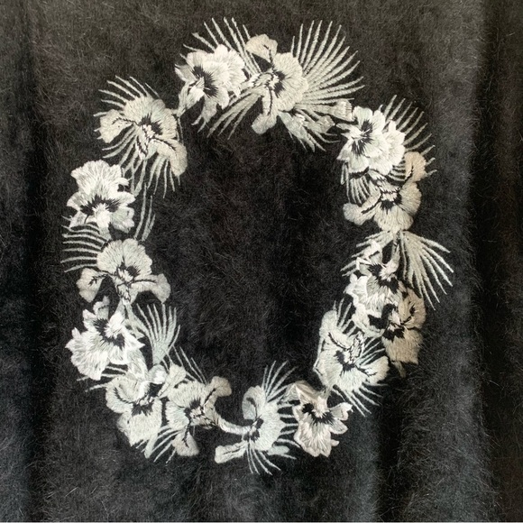 Angora Blend Black Fuzzy Gray Floral Circle Designer Inspired Tunic Sweater Sz 6 - Picture 3 of 9